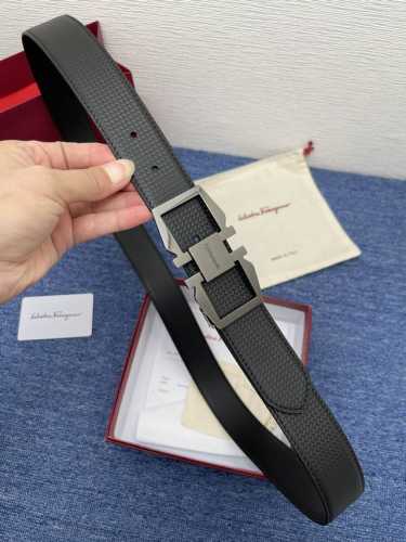 品牌菲拉.格慕 3.5Cm. 描述这款皮带采用天然粒纹皮革材质，颇具都市风范，细节充满动感。同色调金属Gancini扣饰带有撞色衬里，为其增添时髦气息。这款配饰