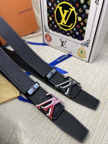 品名：Lv..路易..威登原单 材质：原单牛皮腰带 百分百头层牛皮腰带保证真皮，24K纯钢扣，专柜原单品质、做工精细，时尚大牌，送人自用首选 包装： 请认准如图