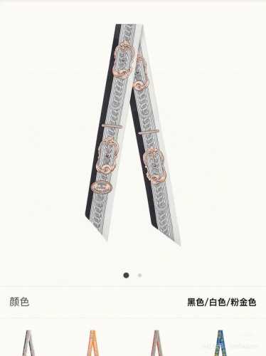 爱马仕Hermes “宫廷马具”Twilly小丝巾Twilly小丝巾 100%桑蚕丝 重磅18姆米斜纹面料这款小巧的真丝配饰佩戴方式千变万化，可为您的日常造型增