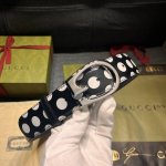 古奇 ，宽4.0Cm， 进口小牛皮，新款 呼应《古驰爱的进行曲》系列秀场的意趣和俏皮格调。这款黑色和白色皮革腰带饰有通体波点印花。闪亮金色调g搭扣低调致敬品牌，