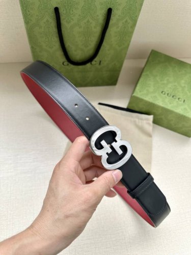 特 宽度4.0 Gucci 历史细节和现代元素是Gucci最新系列的特点。历史的花押字硬件致敬品牌的创始人Guccio Gucci。这款腰带采用黑色皮革精制而成