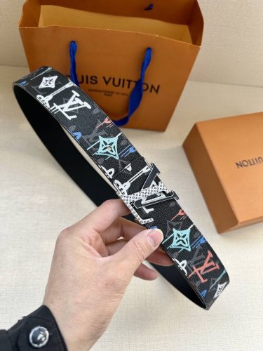 特 Lv 4.0宽 Shape 双面腰带为 Lv Shape 搭扣赋予摩登雾面观感，无论搭配异彩纷呈的 Lv Graffiti 帆布或沉稳牛皮革，均可表明个性态