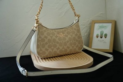 Coac新款到货 Cv933 奥莱女包拼色Teri单肩包。。 Details细节材质:牛皮革2个信用卡槽 内置多功能袋顶部拉链开合,织布衬里垂直长度21Cm可拆