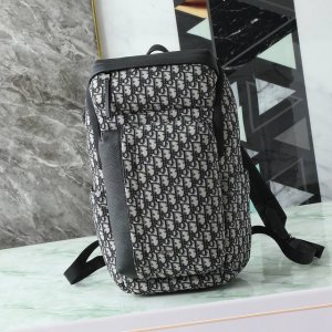 正品开模 市场最高版本 这款 Rider Soft 拉链双肩是二零二五秋季系列新品，兼具时尚设计与实用功能。采用黑色 Oblique 印花面料等材质精心制作，饰