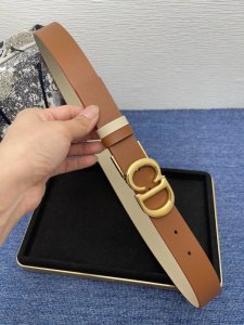 迪奥550 3.0Cm。 这款 Montaigne Avenue 腰带从同名手袋汲取灵感，采用黑色光滑 牛皮革精心制作，质感柔软，设计优雅，饰以富有光泽的新款金
