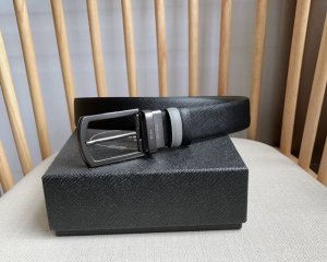 Prada 普拉达 这款可双面佩戴的腰带一面采用标志性的Saffiano皮革制作 承载着品牌象征性的图案 释放优雅与现代气息 宽:3.5Cm