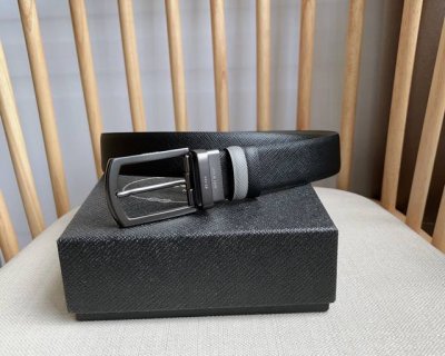 Prada 普拉达 这款可双面佩戴的腰带一面采用标志性的Saffiano皮革制作 承载着品牌象征性的图案 释放优雅与现代气息 宽:3.5Cm