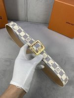 3.0寬Lv Timeless 腰帶擁有纖細皮革帶，為考究針式搭扣Elements 標識。尖形末端廓形勾勒Monogram 花卉，令經典設計煥發摩登意