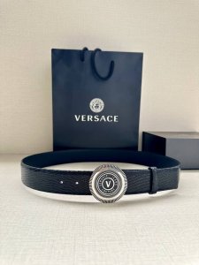 宽度3.8cm VERSACE JEANS COUTURE 牛皮革V-EMBLEM板扣式皮带、饰有La Greca彰显个性设计。该铆钉腰带饰有La Greca五