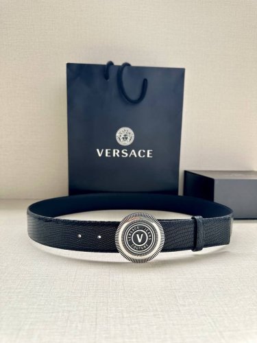宽度3.8cm VERSACE JEANS COUTURE 牛皮革V-EMBLEM板扣式皮带、饰有La Greca彰显个性设计。该铆钉腰带饰有La Greca五