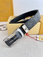 品名：Lv..路易..威登 腰带原单自动带 皮带 型号：自动扣，纯钢材质自动扣，头层牛皮自动带身，实物拍摄 材料：百分百头层牛皮，保证真皮。24K纯钢扣，永不掉