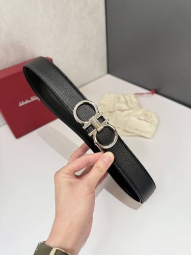 菲拉～格慕 Salvatore 、Ferragamo 是一家意大利奢侈品牌，以其高品质的皮革制品、鞋履和配饰而闻名。菲拉格慕的腰带是其经典产品之一，通常采用优质