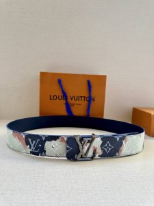 本款4.0宽Lv Initials 双面腰带以醒目图案描摹烧焦的纸张 唤起对熊熊篝火和户外时光的回忆 素净一面展露经典格调 做旧 Lv Initiales 搭扣