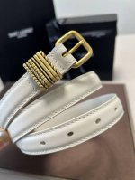 特P200 圣罗兰Ysl 腰带方扣镌刻Saint Laurent Paris标志，设有纹理金属叠环。 牛皮革宽度：2厘米/0.8英寸古铜色金属配件--