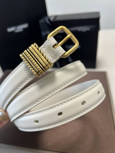 特P200 圣罗兰Ysl 腰带方扣镌刻Saint Laurent Paris标志，设有纹理金属叠环。 牛皮革宽度：2厘米/0.8英寸古铜色金属配件--