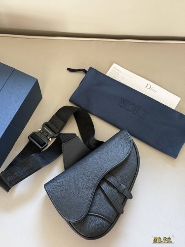 牛皮 配盒 Size：27Cm中宽*18Cm D家 男生马鞍包 胸包 牛皮帅爆的马鞍包 设计真的已经把包包的氛围感拉满了 现在还要再加上马鞍的设计... 真的很