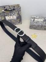 _最新款来袭 【品牌】迪·奥 P210 这款 35 毫米双面腰带结合典雅气质与摩登风范。黑色光滑牛皮革款式，一面饰以同色调压花 Cd Icon 标志。可搭配各式