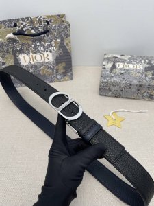 _最新款来袭 【品牌】迪·奥 P210 这款 35 毫米双面腰带结合典雅气质与摩登风范。黑色光滑牛皮革款式，一面饰以同色调压花 Cd Icon 标志。可搭配各式