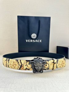 宽度3.8Cm Versace 皮带，配有立体La Medusa双面搭扣，一面饰有Barroco印花。 La Medusa搭扣 腰带环 底面料：100%牛皮