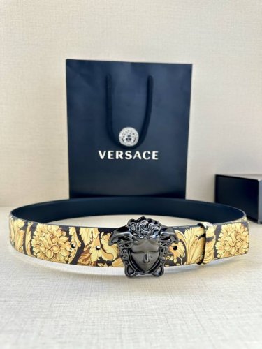 宽度3.8Cm Versace 皮带，配有立体La Medusa双面搭扣，一面饰有Barroco印花。 La Medusa搭扣 腰带环 底面料：100%牛皮