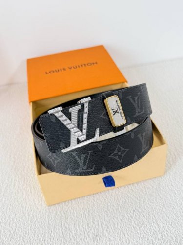 品名： Lv..路易..威登腰带皮带原单 型号：挂扣，经典纯钢材质镶钻挂扣，头层牛皮，图片实物拍摄 材料：头层牛皮，挂扣系列，纯钢材质扣头，钯镀电镀工艺永不掉色