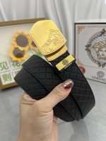 品名：Versace.范思哲 自动带 材质：原单牛皮腰带 百分百头层牛皮腰带保证真皮，24K纯钢扣，专柜原单品质、做工精细，时尚大牌，送人自用首选 包装： 请认