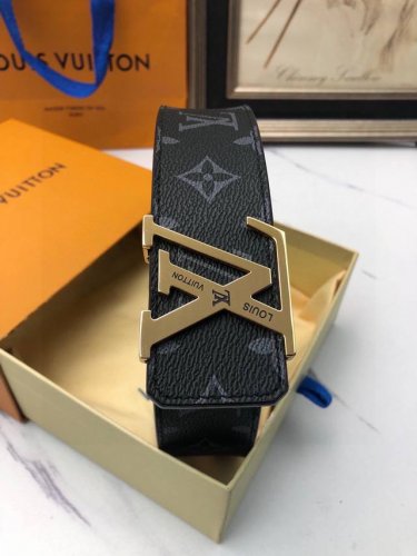 路易威登 Louis Vuitton 正版开模 此款腰带双面可用 采用Lv专用面料Pvc 搭配意大利原厂定制进口牛皮带身 精密电镀标志性五金