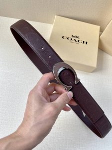 特 3.7Cm 宽 Coach 这款双面腰带采用运动小牛皮制作，配有经典标志带扣，一款产品，两种外观。其合身度可个性定制，可用剪刀进行剪裁。 Saz D45 S