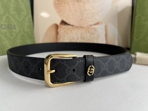 Gg Supreme帆布在每一季都以新颖方式焕新演绎。带有深色Gg字母交织图案的男士经典款腰带注入品牌精髓，互扣式双G细节为整体设计增添标识内涵。3.5Cm.
