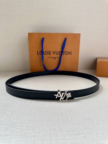 2.0宽 本款 Lv Iconic 双面腰带以纤细剪裁迎接新季，搭配新款标志性 Iconic 搭扣，无论展现 Monogram Reverse 帆布或素雅牛皮革