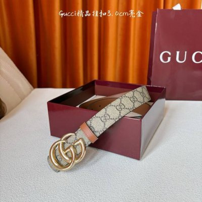 Gucci这款30Mm腰带一面为柔软Gg Supreme帆布，另一面为土黄色牛皮革，搭配可拆卸互扣式双G搭扣，双面可用，潮流时尚，为整个设计添注别致魅力。
