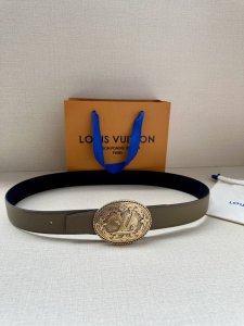 3.4宽 本款 Lv Heritage 双面腰带以粒面和素净皮革分饰两侧，再借纹理丰富的金属搭扣升华典雅格调。锥形末端续写现代简约之笔 金属件 双面 西班牙制造