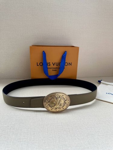 3.4宽 本款 Lv Heritage 双面腰带以粒面和素净皮革分饰两侧，再借纹理丰富的金属搭扣升华典雅格调。锥形末端续写现代简约之笔 金属件 双面 西班牙制造