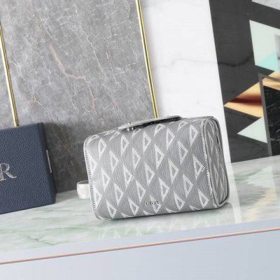 Dior Lingot洗漱包 迪奥灰 Cd Diamond图案帆布编号:2Adca418Cdp_H42E_Tu这款洗漱包来自Dior Lingot系列，是一款优