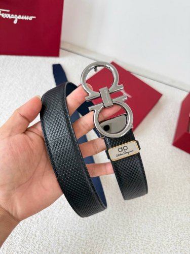 品名：菲拉格慕.Ferrgamo腰带 皮带 原单 型号：挂扣，纯铜材质经典挂扣，实物拍摄，头层牛皮 材料：百分百头层牛皮，保证真皮。纯铜材质，真空电镀永不掉色，