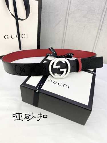 特 宽度4.0Cm Gucci 双面腰带，一侧为Gg Supreme帆布，反面一侧为枣红色头层小牛皮。配以互扣式双G带扣。
