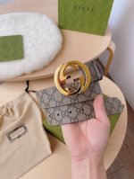 g家原单新款特P150 宽度:4.0Cm 五金材质:精品双G铜扣，正品复刻 产品详情:选用米色和乌木色Gg Supreme 帆布，搭配头层磨砂牛皮底，专柜新款横