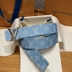 -驴家男款双面腰带 这款双面腰带巧妙拼接Monogram帆布和柔滑牛皮革，以品牌字母金属搭扣彰显标志性格调，再度见证品牌精湛匠艺，摩登设计可轻松融入休闲或正装造