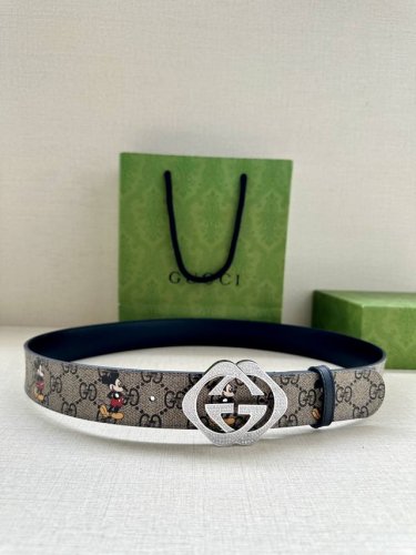 宽度4.0Cm Gucci 米奇动漫图案是Gucci的标志性元素之一，在这款配饰中焕新演绎为卡通风格设计。这款腰带融合了经典米奇元素和双G图案，突显品牌悠久的设