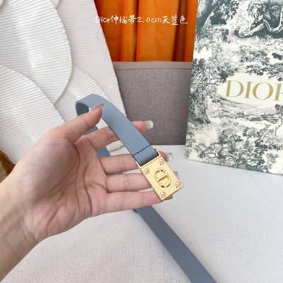 特 Dior爆款女士腰带，采用光滑牛皮革精心制作，搭配镶嵌珍珠五金，后侧优雅的滑动设计可调节贴合度，均码伸缩带，增添高雅气质。