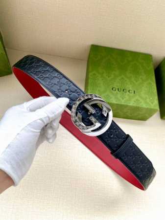 宽度4.0Cm Gucci 互扣式双g带扣腰带，采用热压印技术的gucci Signature蓝色皮革精制而成，触感厚实，印花图案清晰分明。 - 点击图像关闭