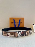 4.0宽 本款 Lv Initiales 双面腰带出自 Lv portrait 系列 以拼接图案诠释团结和沟通主题 男女面孔之间穿插 Monogram 元素 光