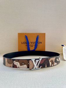 4.0宽 本款 Lv Initiales 双面腰带出自 Lv portrait 系列 以拼接图案诠释团结和沟通主题 男女面孔之间穿插 Monogram 元素 光