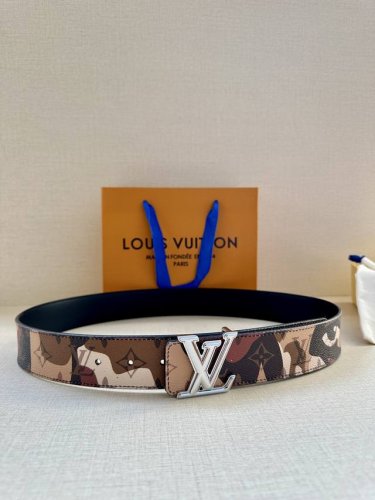 4.0宽 本款 Lv Initiales 双面腰带出自 Lv portrait 系列 以拼接图案诠释团结和沟通主题 男女面孔之间穿插 Monogram 元素 光