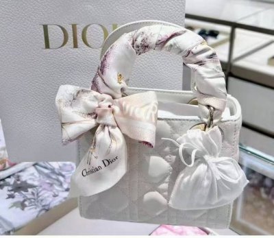 Dior迪奥Twilly丝巾，花丛蜻蜓 款式经典，造型修长，两端尖角设计，背面饰以对比鲜明的Christian Dior标志条形图案。 上身效果非常赞！随意一搭