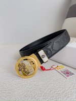 品名：范思哲.Versace.皮带腰带自动皮带 型号：自动带，纯钢材质经典人头自动扣，图片实物拍摄 腰带：百分百头层牛皮，自动带身，保证真皮。24K纯钢扣永不掉