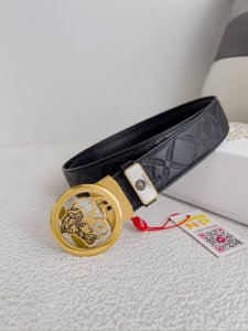 品名：范思哲.Versace.皮带腰带自动皮带 型号：自动带，纯钢材质经典人头自动扣，图片实物拍摄 腰带：百分百头层牛皮，自动带身，保证真皮。24K纯钢扣永不掉