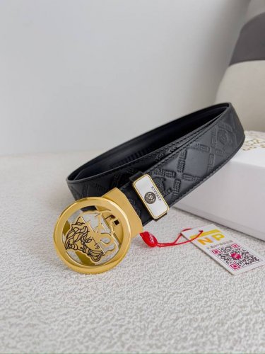 品名：范思哲.Versace.皮带腰带自动皮带 型号：自动带，纯钢材质经典人头自动扣，图片实物拍摄 腰带：百分百头层牛皮，自动带身，保证真皮。24K纯钢扣永不掉