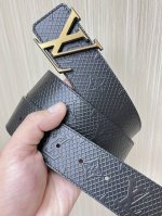 特 4.0宽，当季新款 双面进口牛皮，一面印网格，一面平纹，搭配精品二层扣，官网同步