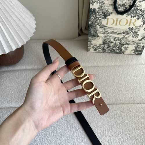 特 Dior这款腰带采用双面设计 搭配可拆卸腰带扣 采用光滑牛皮材质精心制作 双面可用 搭配富有光泽的金色饰金属Dior腰带扣 突显腰部曲线 彰显优雅气质 可与